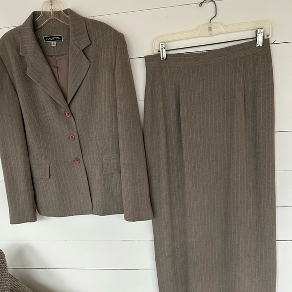 Halston Jackets & Blazers - Halston 2 pc Taupe Brown Pin striped  Suit Size 12.